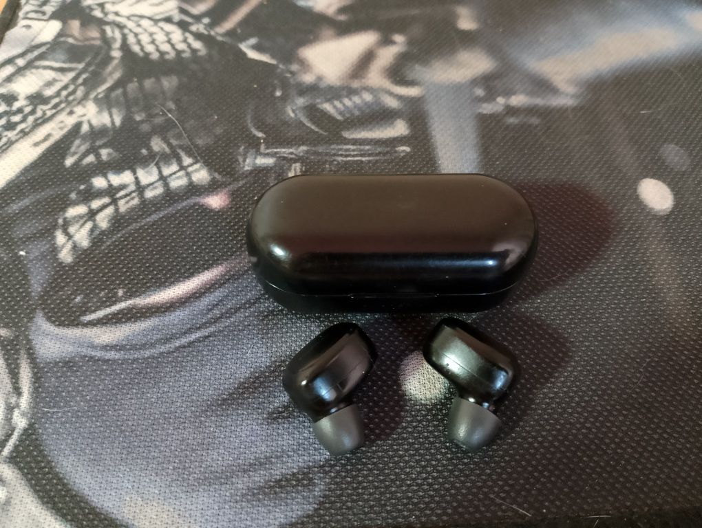 Bluetooth наушники, заряд держат долго