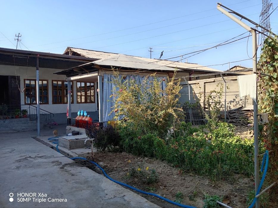 Kelesda srochna uy sotiladi