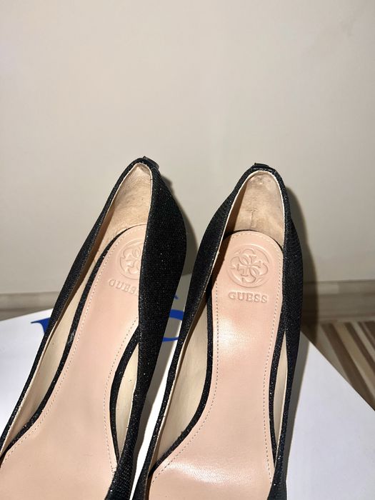 елегантни обувки Guess с ток