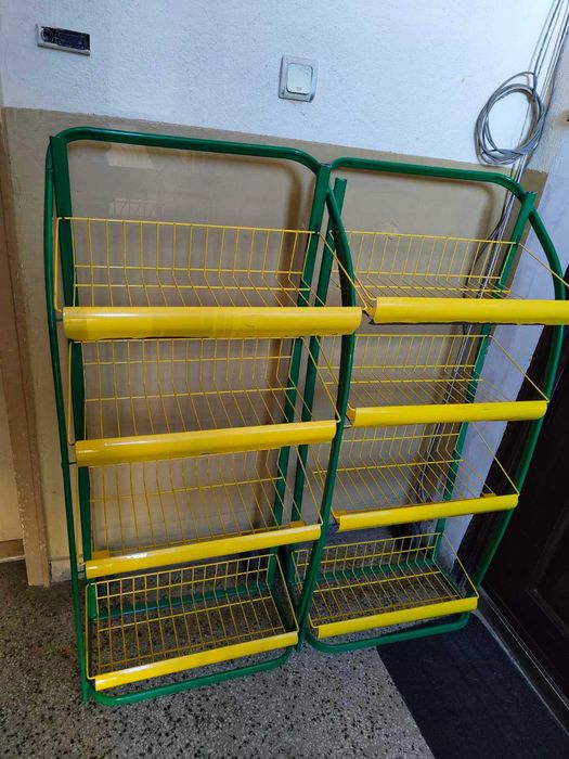 Два метални стелажа с колелца