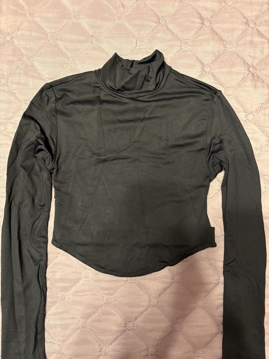 Къса блуза с ефектен гръб