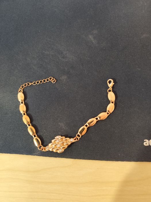 Златна гривна за китка нова