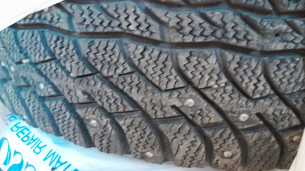 Продам б/у резину 215/65/16, с шипами, в отличном состоянии!