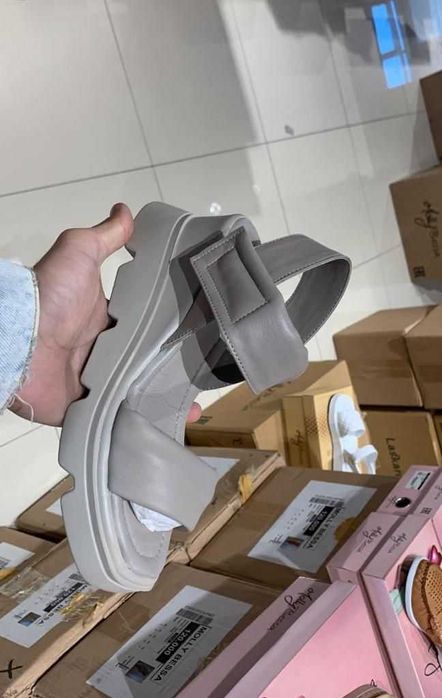 Продам босоножки новые