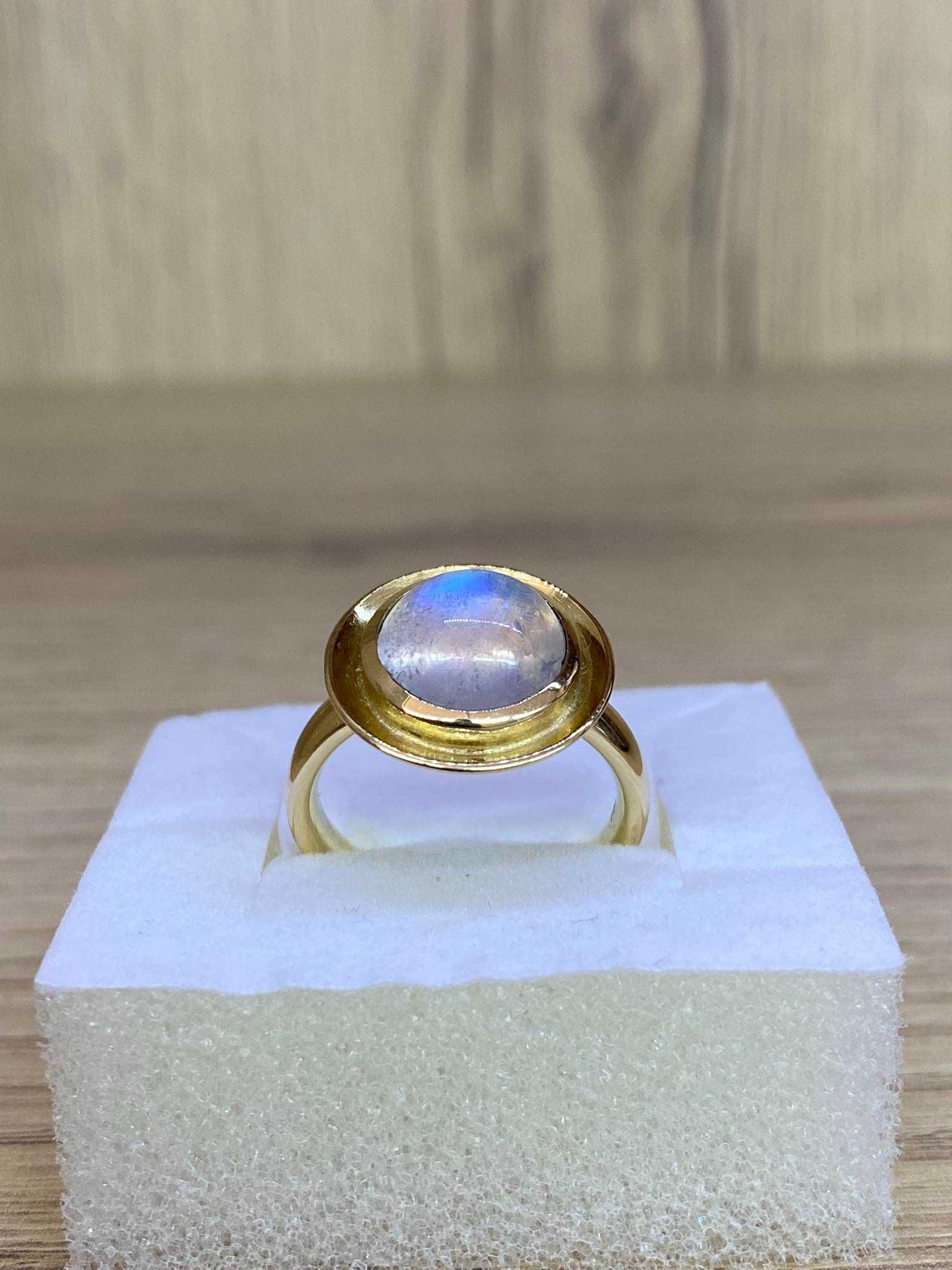 Златен пръстен с лунен камък - 8.93гр / 18к/750