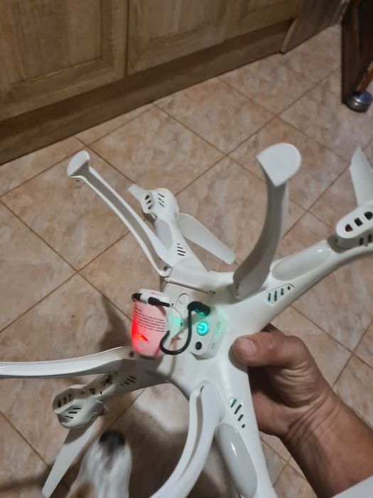Drona cu camera fără încărcător sau maneta