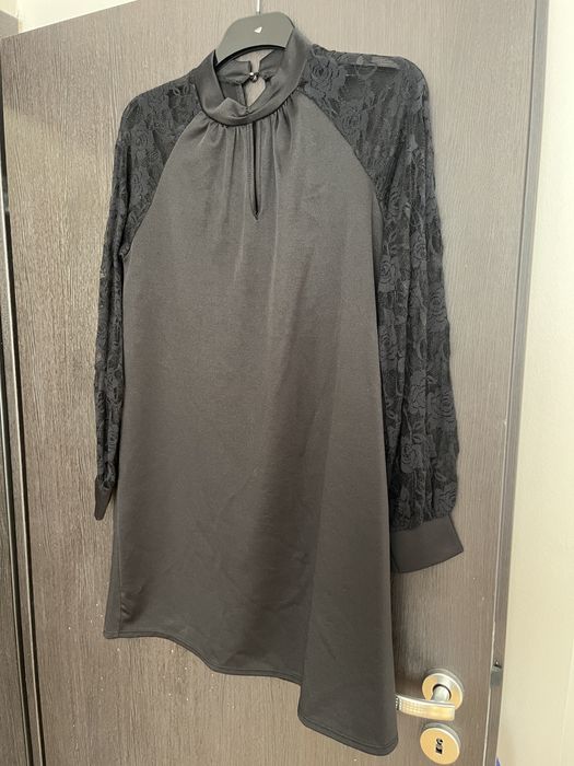 Широка черна рокля с дантелени ръкави размер С-М