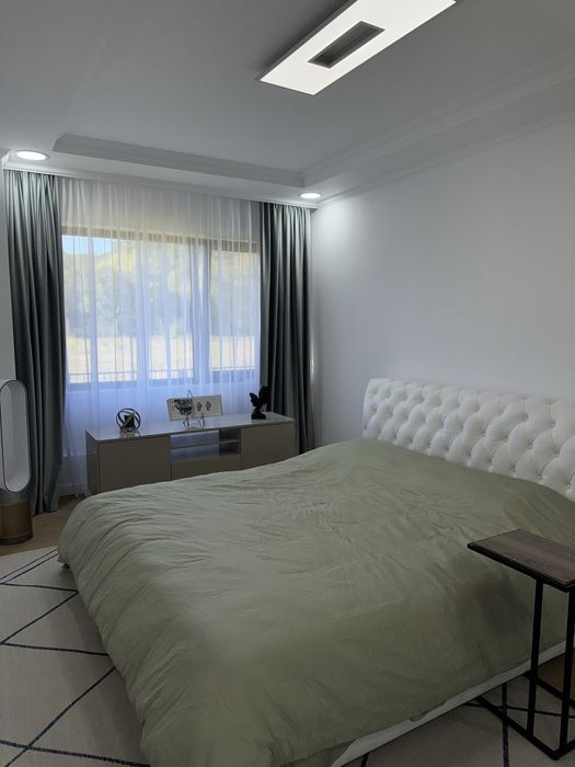 Vând Pat Divani&Sofa – piele naturală albă, 180x200