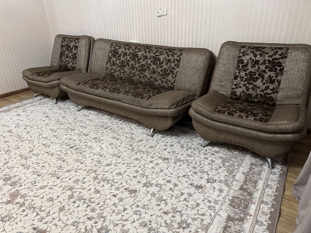 Хороший Диван б/у.