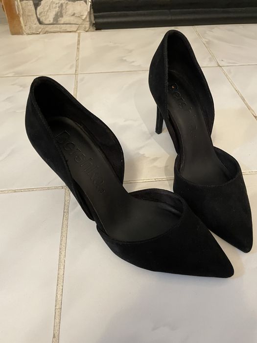 Sandale argintii si pantofi negri stiletto