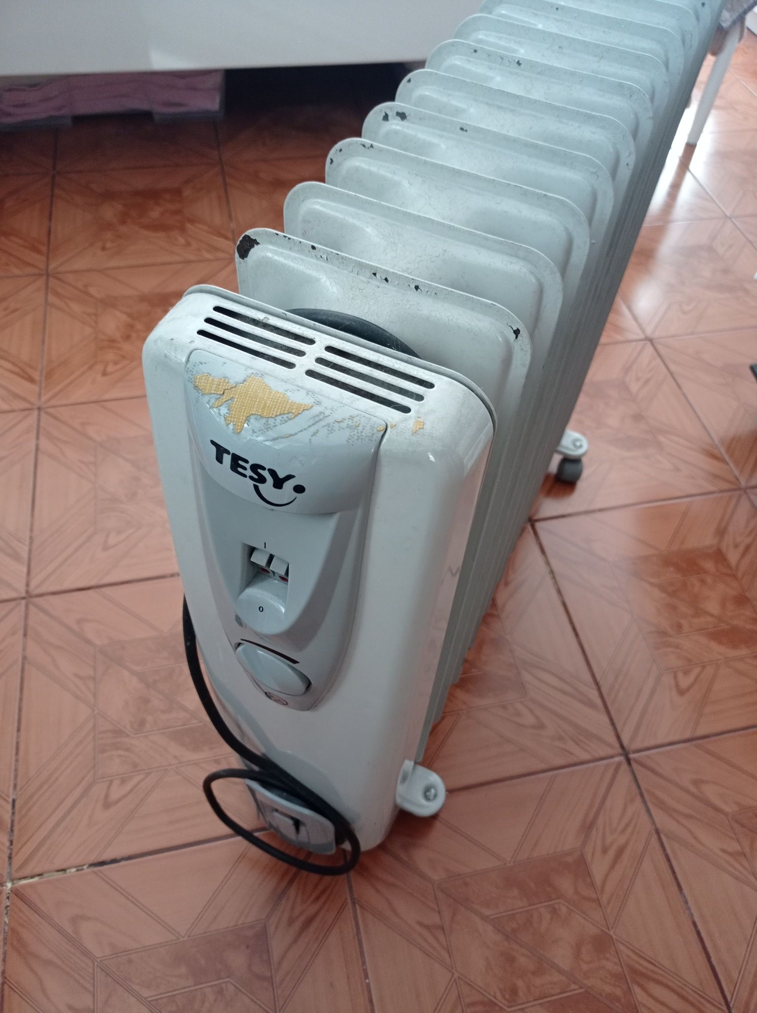 Продавам маслен радиатор Tesy CA3031