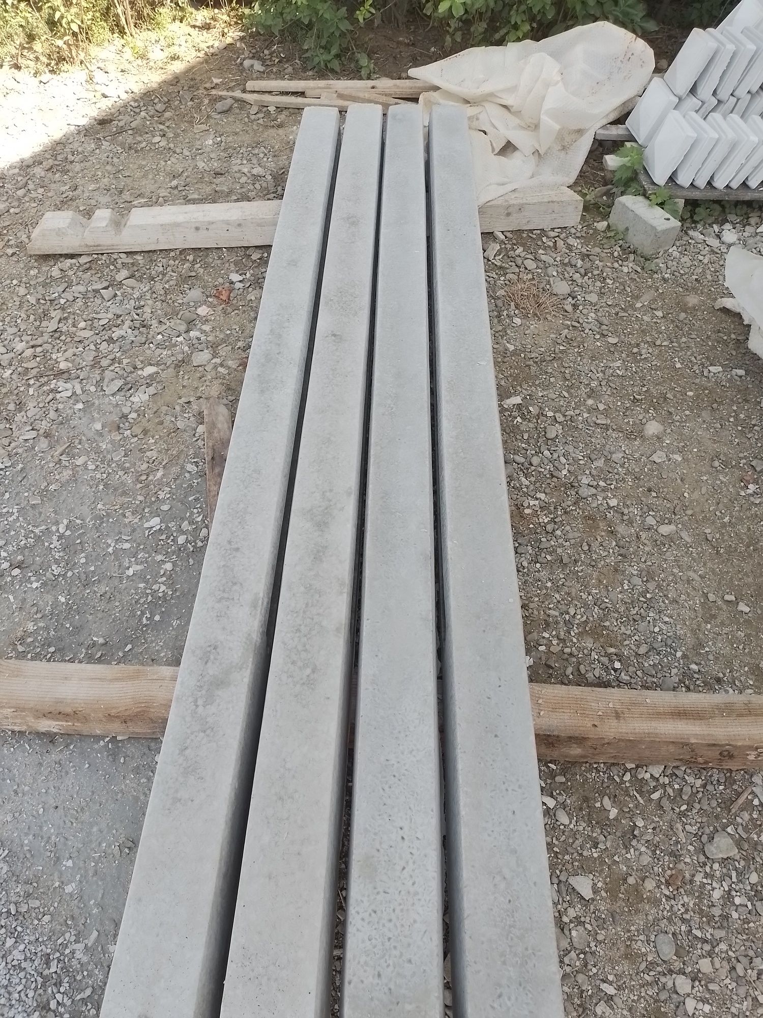Gard  beton  plăci  și stâlpi
