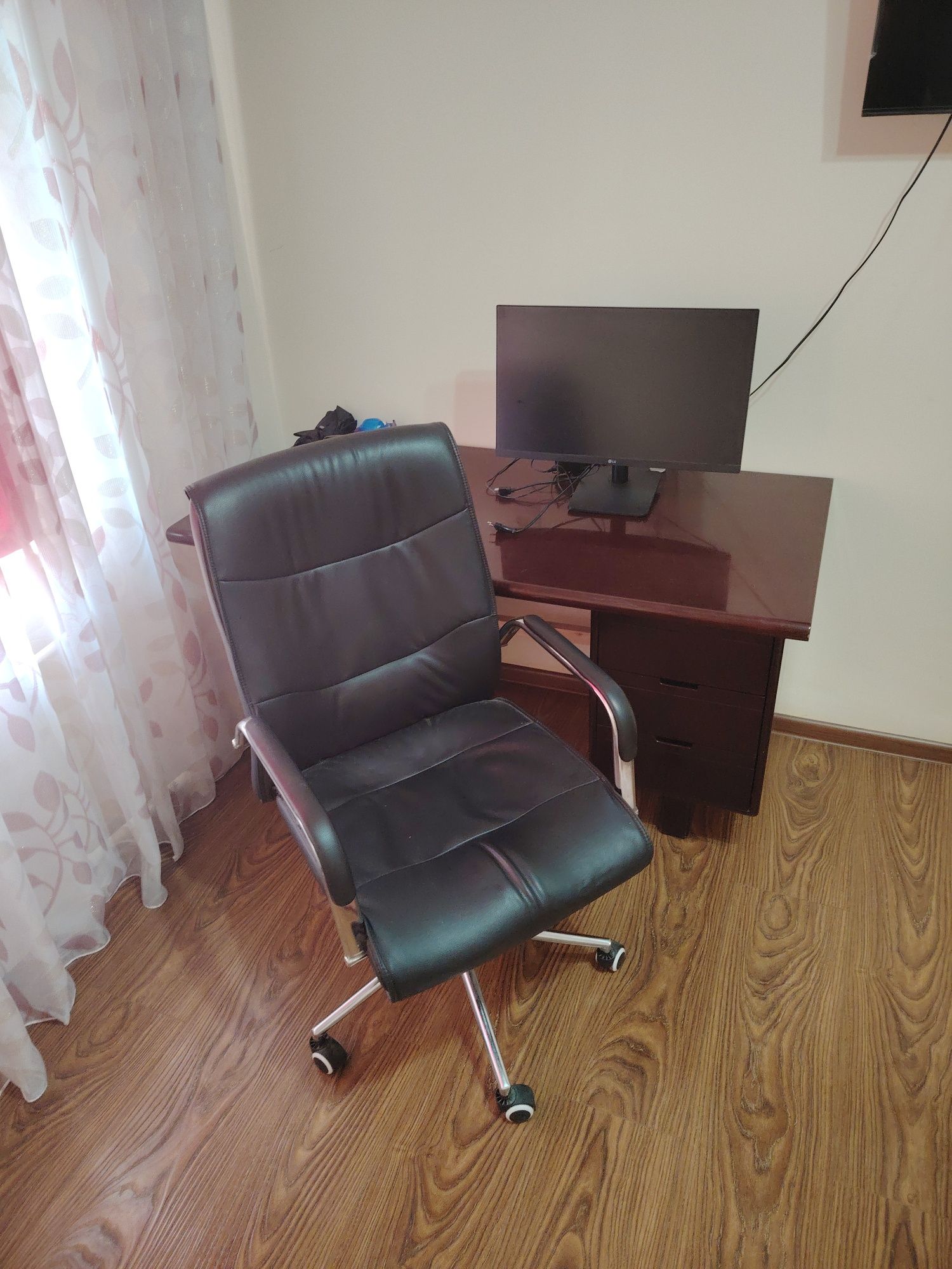 Продам кожаное кресло, офисный стол и монитор LG