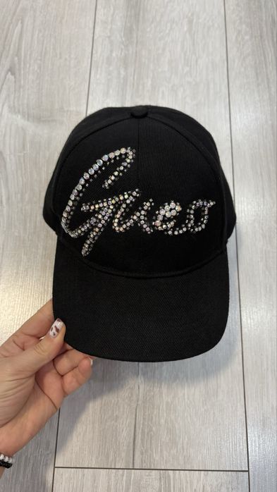 Guess дамска красива шапка с козирка