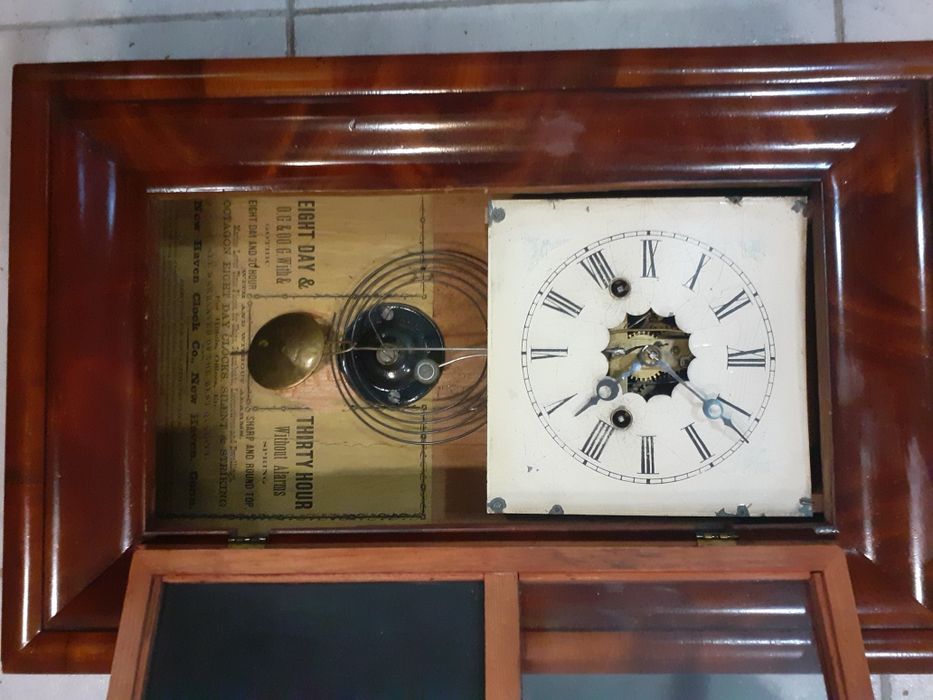 Стар американски стенен часовник с махало