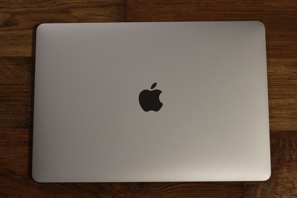 MacBook Pro 13” 2017 – 256GB SSD, Подарък зарядно!