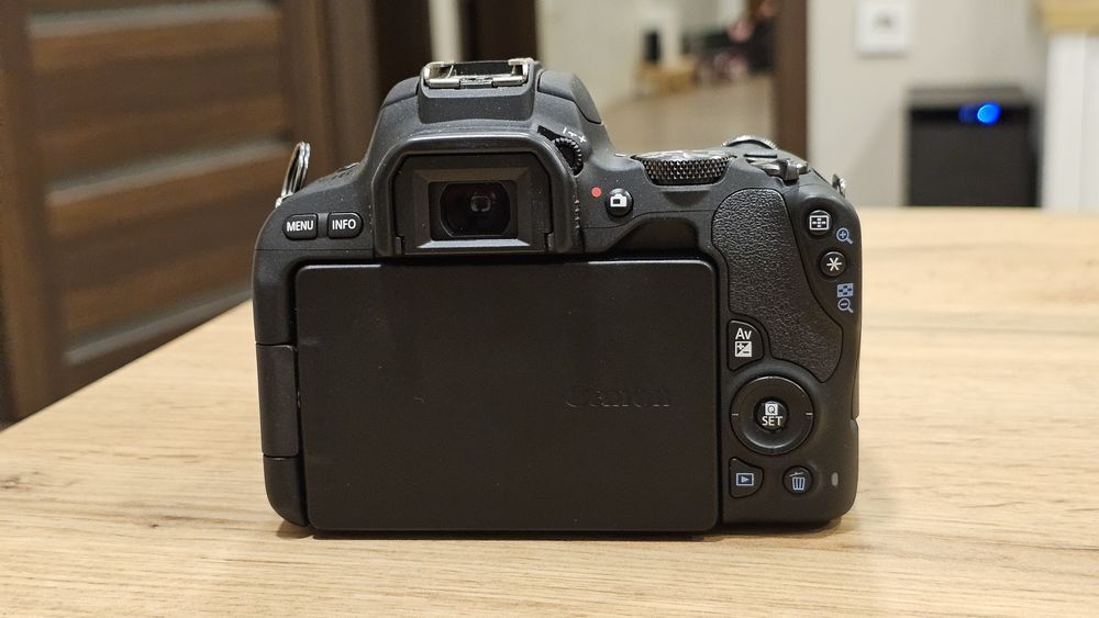 Canon DSLR EOS 200D 24MP, Wi-Fi+Oбективи 18-55mm, f/35+50mm f1.8 STM