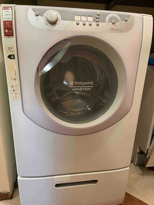 Продавам пералня ARISTON HOTPOINT 6 кг. клас А