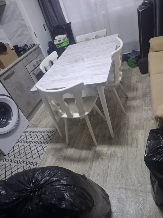Masa extensibila bucatarie cu 4 scaune din lemn masiv