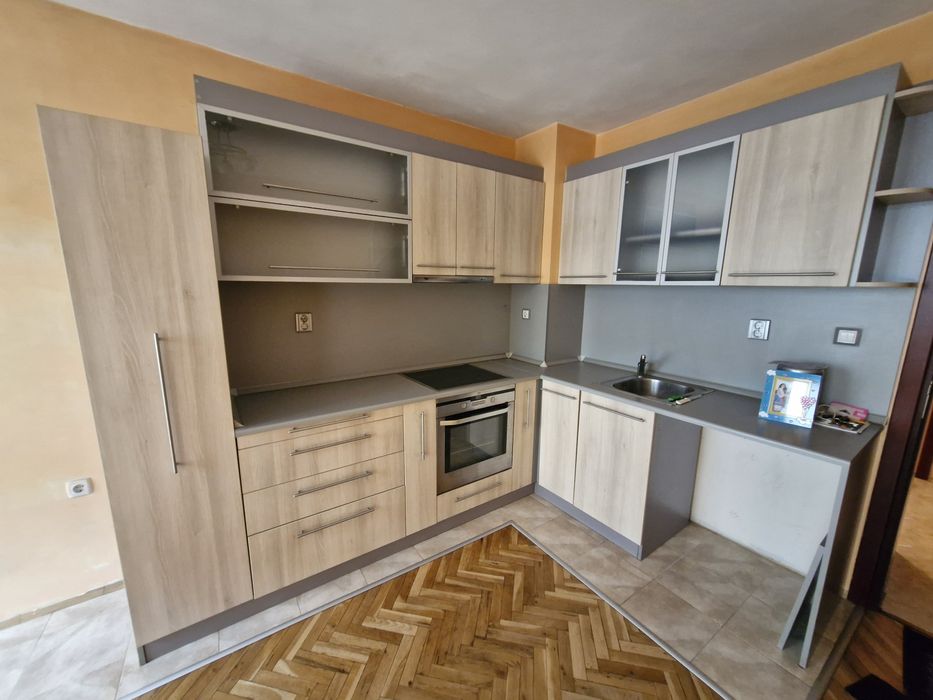 Ъглова кухня с фурна AEG и абсорбатор Teka – перфектно състояние