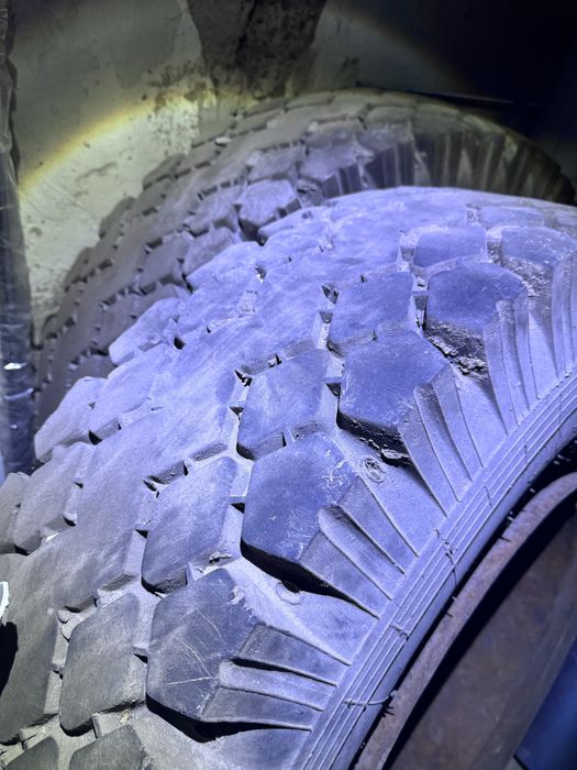 Продам 2 шт резину с дисками на грузовую