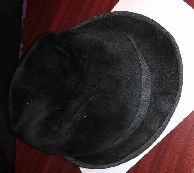 Palarie veche de catifea / stare foarte buna / diametru cap = 18 cm