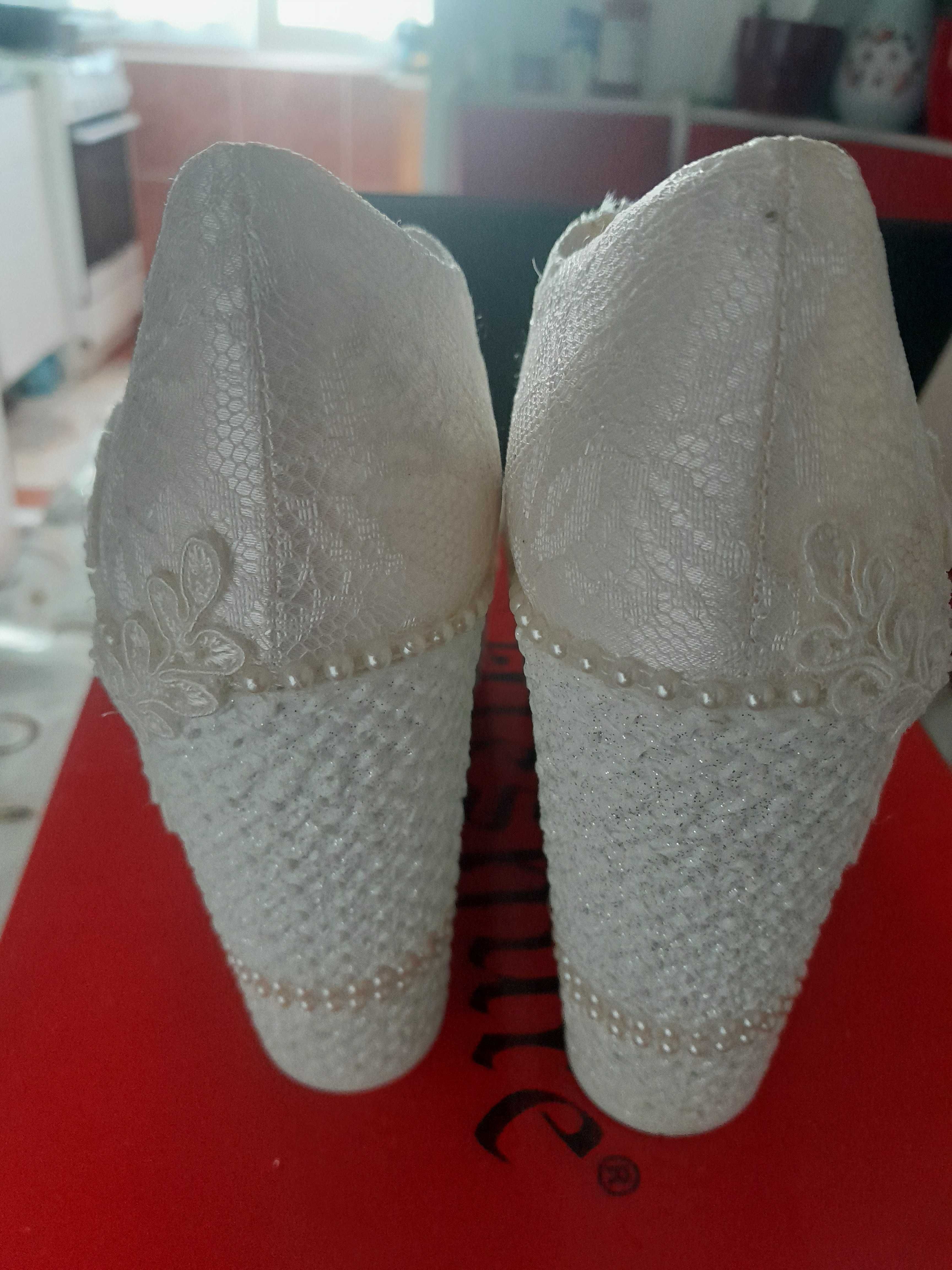pantofi  mireasa cu toc si dantela