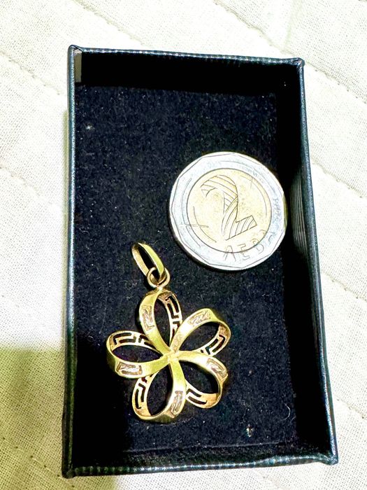 Златна висулка цвете детелина