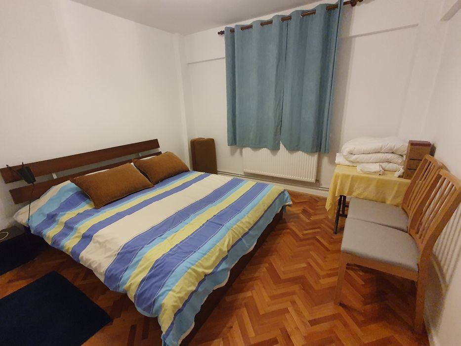 Închiriez apartament 4 camere, zona Găriii
