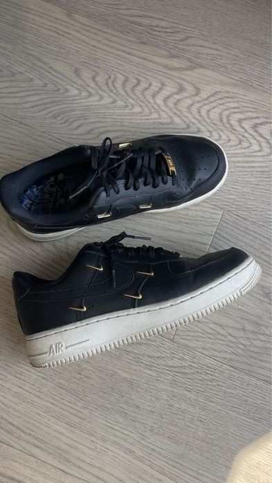 Nike Air Force negri cu detalii aurii