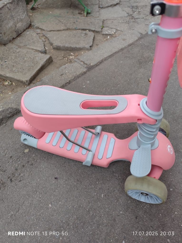 Детска тротинетка с три колела и седалка Makani BonBon 3в1 Pink