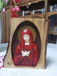 Icoana maicii domnului sculptata si pictata in trunchi de prun