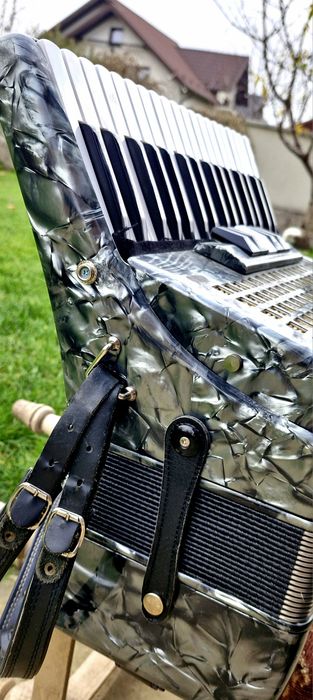 Vând acordeon Parrot/Rigoleto cu 60 basi