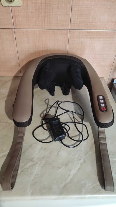 На практика нов 3D шиацу масажор за рамене и врат
