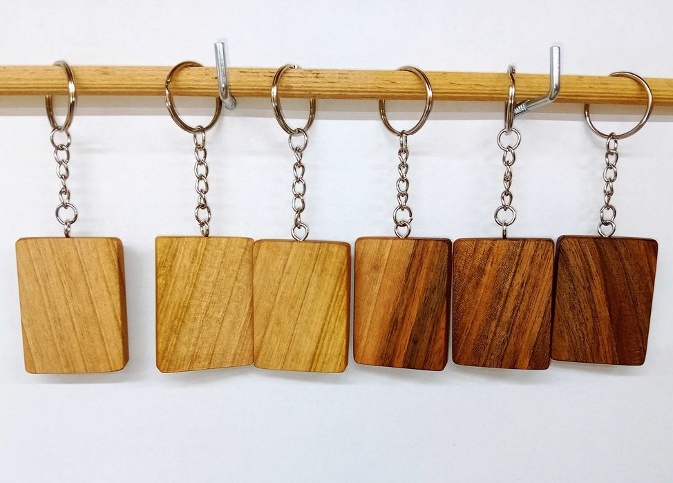 Дървен ключодържател с шевици и орнаменти