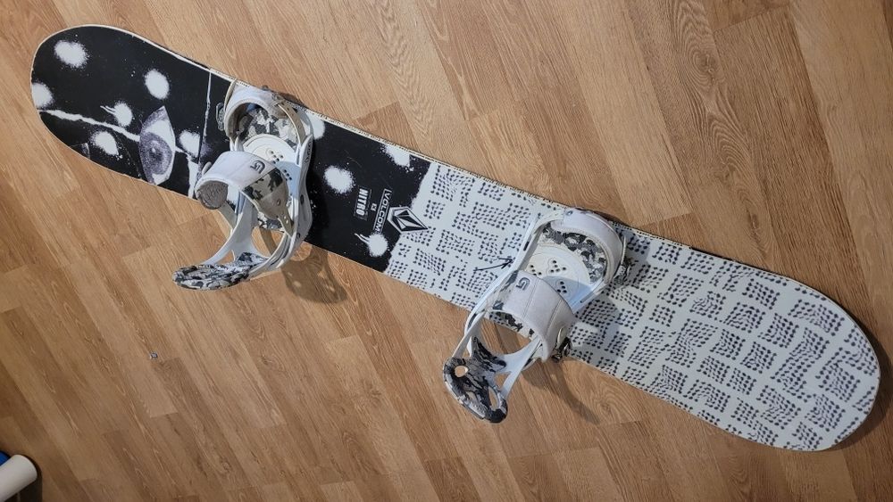 Placa snowboard NITRO VOLCOM 157 cu legături BURTON
