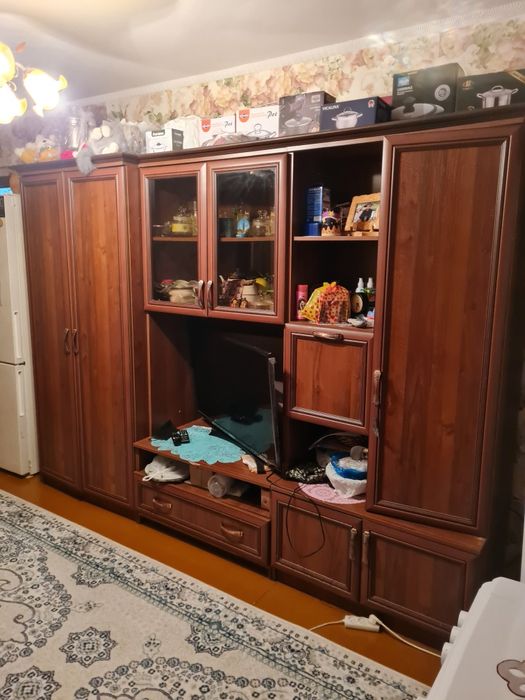 Продам прихожую в коридор, стенку в зал , шкафы в комнаты