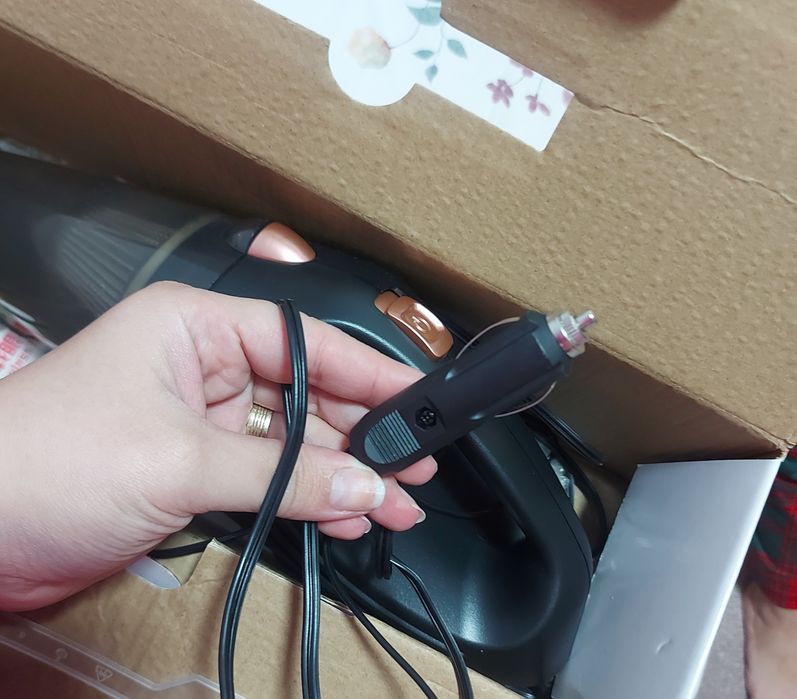 Aspirator auto umed/uscat de 12V DC