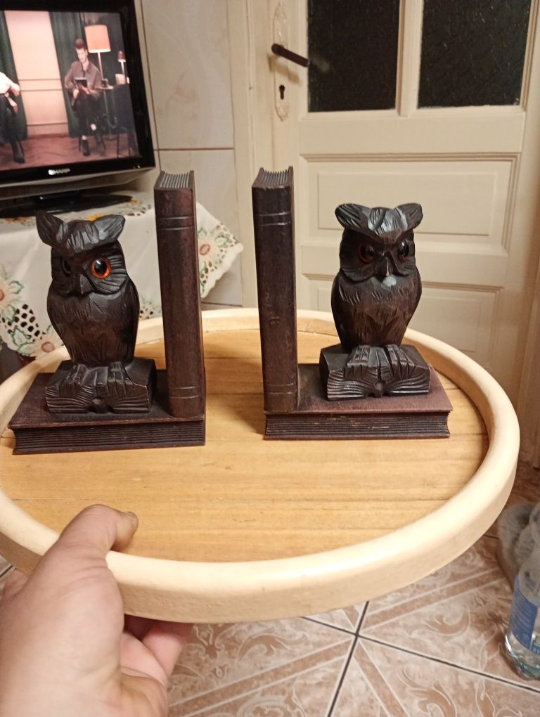 Suport de carti, sculptate din lemn cu ochii de sticla