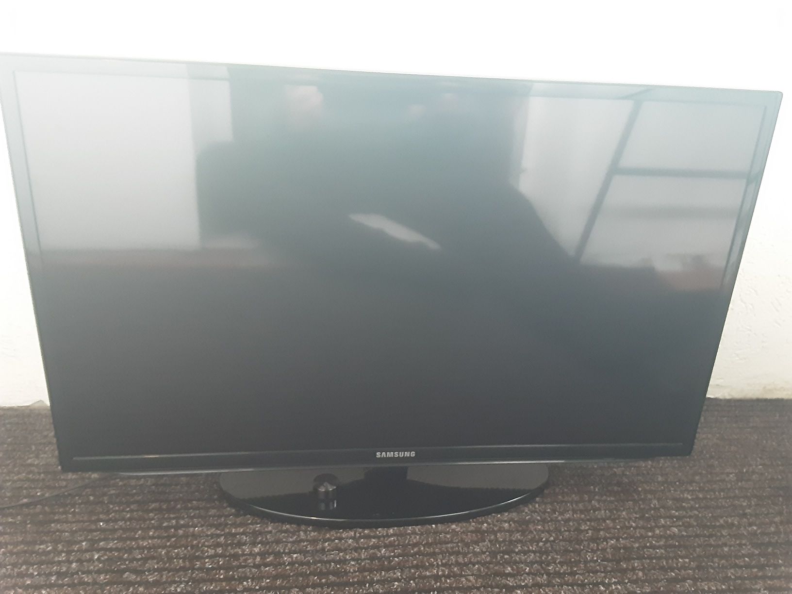 Smart TV Samsung cu diagonala de 81 cm.