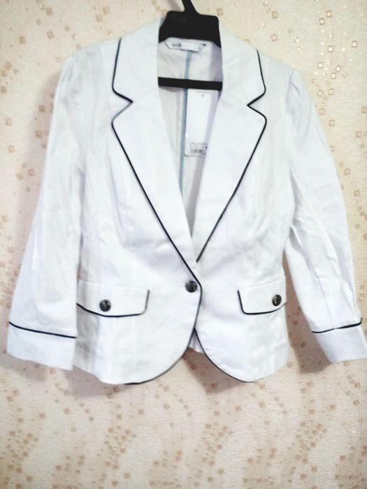 Продаются ( жакет; брюки и т.д )