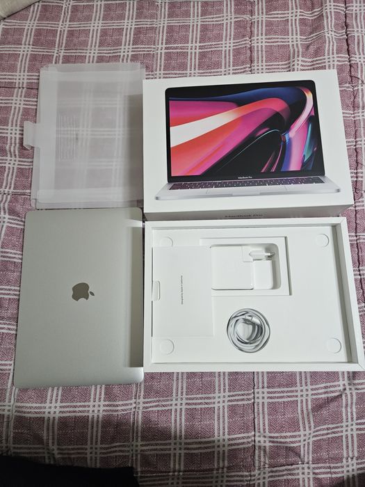 MacBook pro M2 silver 13 dyum 8GB/256GB full box
