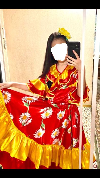 Продам детские сценические костюмы и платья