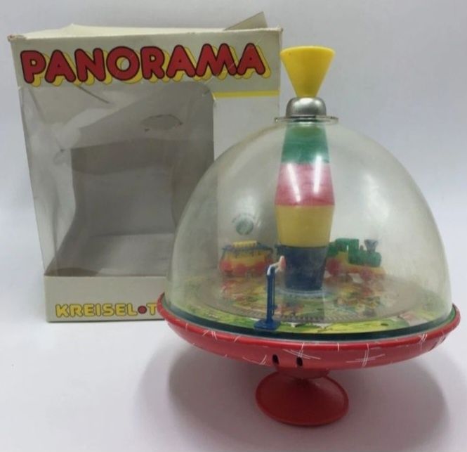 Jucărie veche. Obiectul din imagine este o jucărie tip titirez cu tren