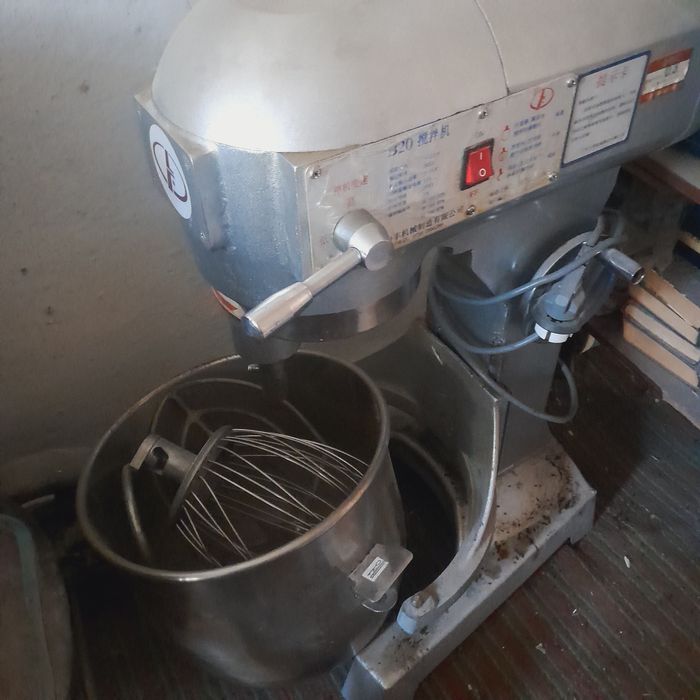 Миксер 3 в 1. Тесто, крем сделает. Обьём большое