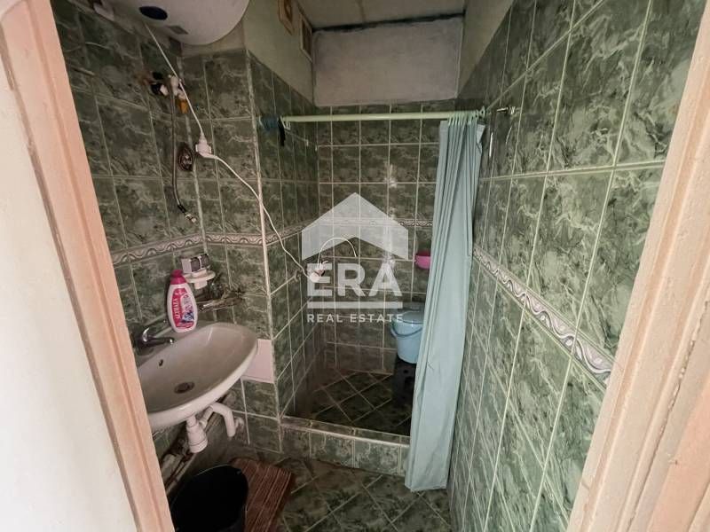 Тристаен ексклузивен апартамент за продажба, с отделна кухня, в жк Хри