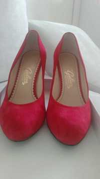 Pantofi roșii de piele întoarsă marca Guban