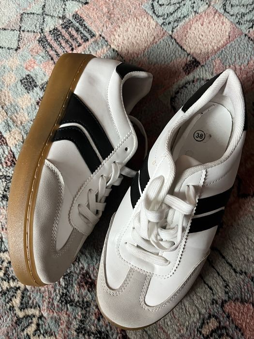 Adidasi dama, ca noi