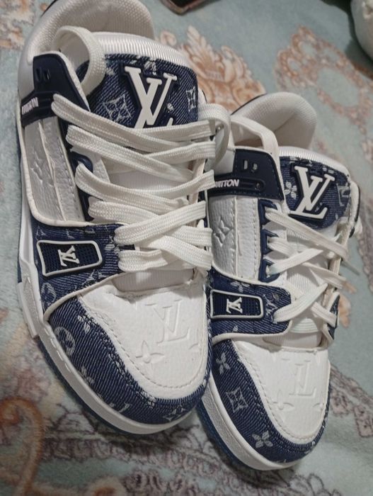 Vând adidași LV alb cu albastru