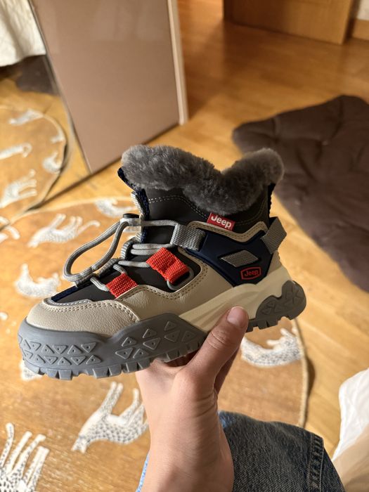 Продам зимнюю обувь детскую